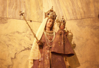 Moderne Garderobe für heilige Maria: Wie das Aachener Domkapitel christliches Kulturerbe profaniert